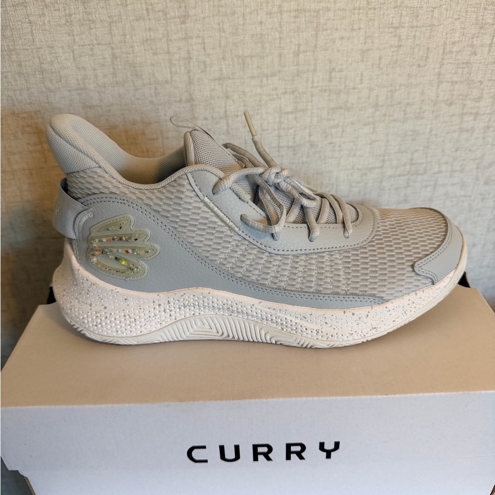 Curry 3Z7 Gray and White Sneakers